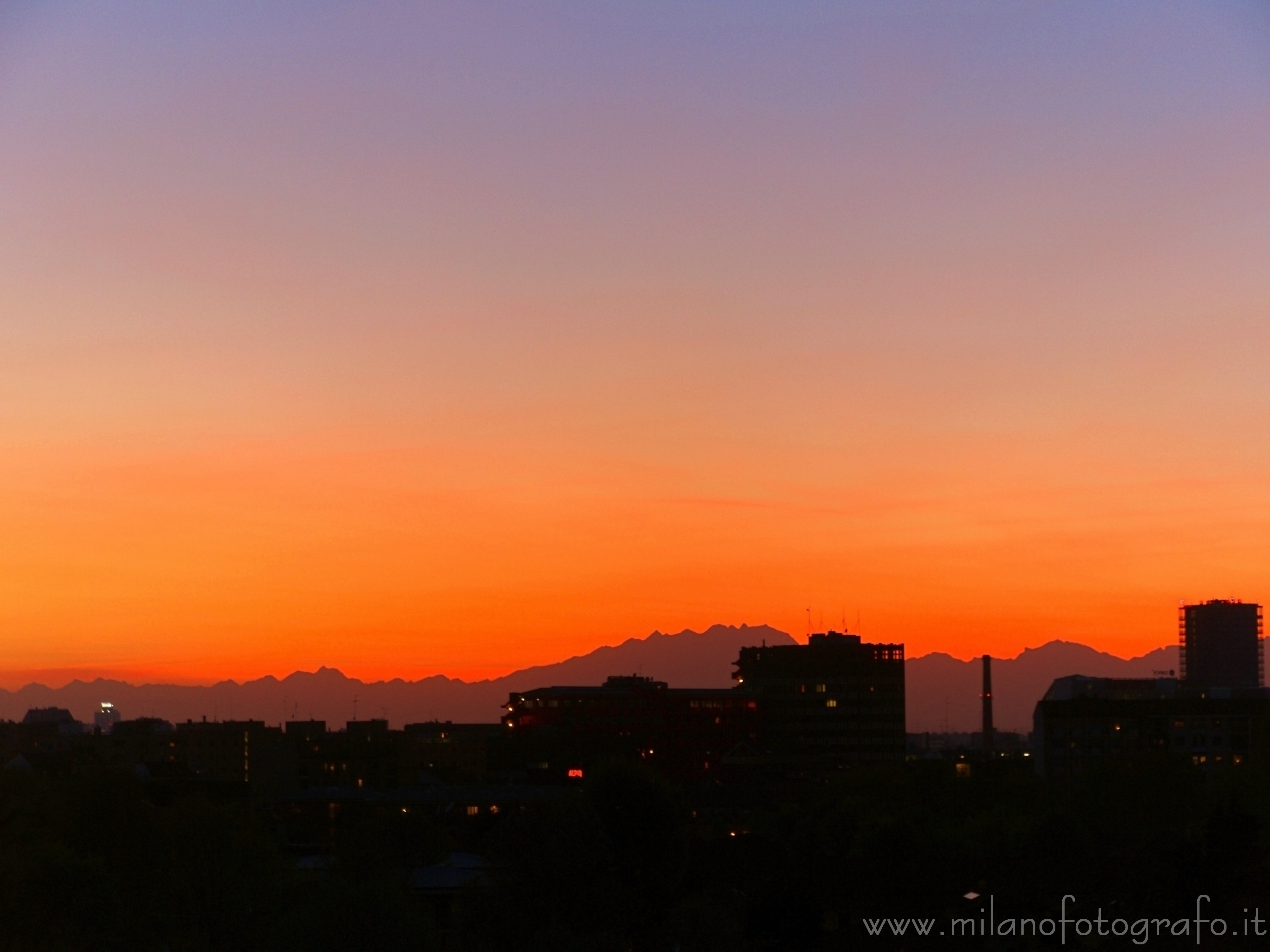 Milano - Tramonto con Monte Rosa sullo sfondo